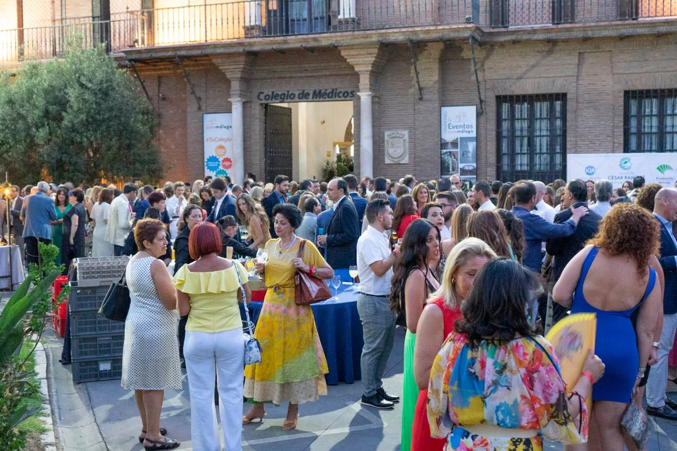 El Colegio de Médicos acoge la cena de gala Bisturí Solidario, organizada por César Ramírez. Un momento del acto en la terraza del Colegio de Médicos.