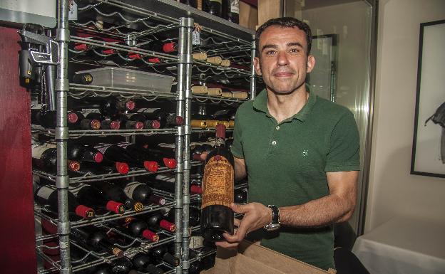 El propietario de Skina muestra un Toro Albalá de 900 euros. 