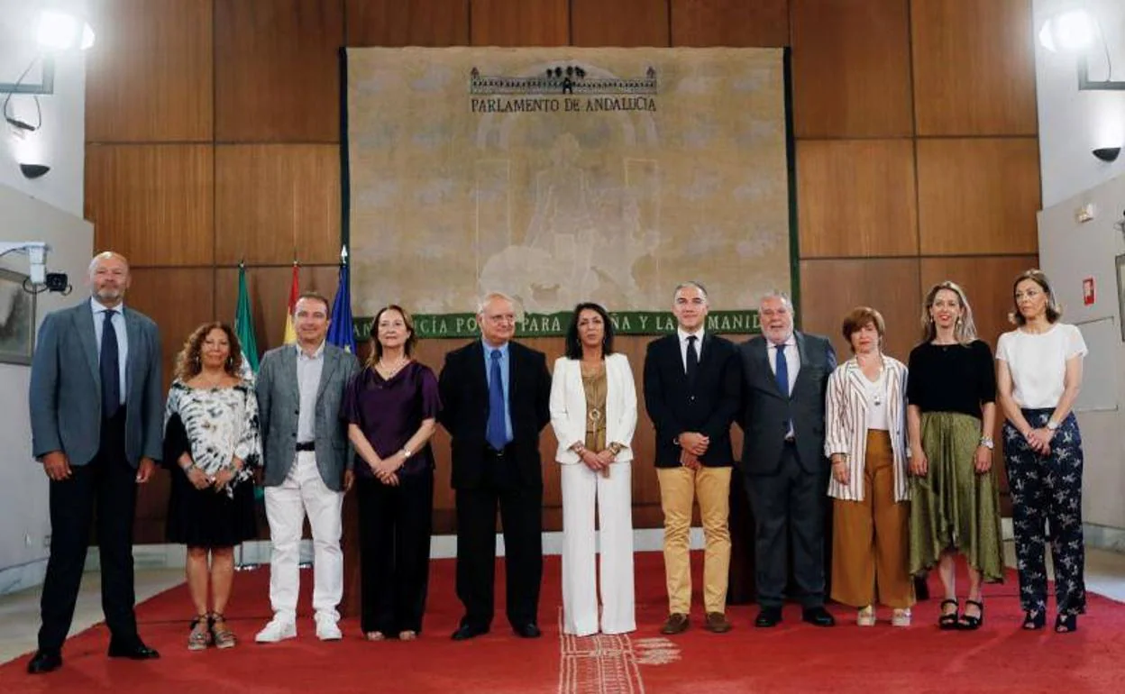 Foto de familia con los nuevos miembros del Consejo Audiovisual de Andalucía. 