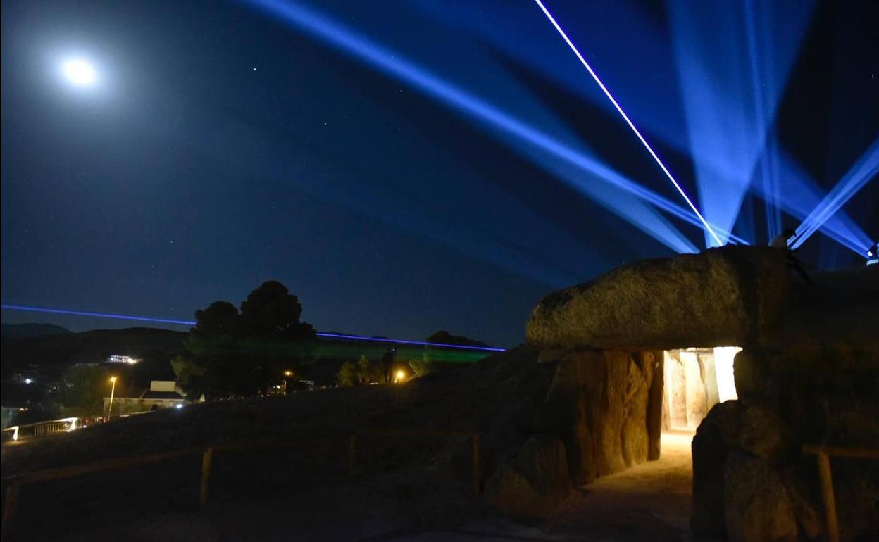 Imagen de Los Dólmenes de Antequera iluminados. 