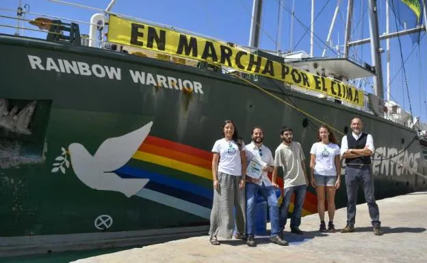Los responsables de Greenpeace posan frente al 'Rainbow Warrior', atracado estos días en el Muelle 2. 