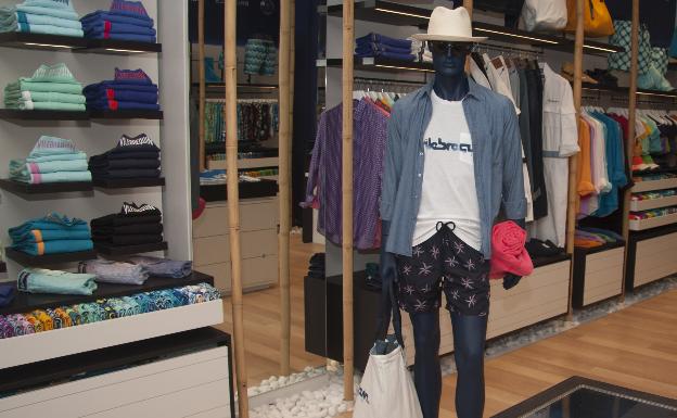 El precio de este 'look' playero con piezas singulares de Vilebrequin es de 1.450 euros. 