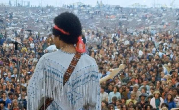 Jimi Hendrix durante su actuación en el festival de Woodstock.