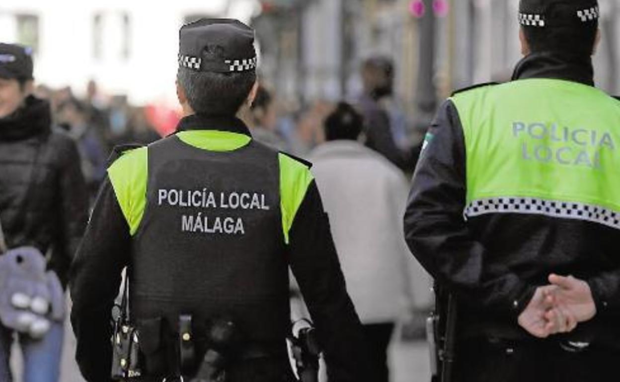 Detenido un menor acusado de robarle el bolso a una mujer tras subirla a un patinete en Málaga