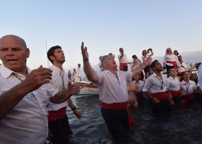 Imagen secundaria 1 - La Carihuela. Torremolinos volvió a celebrar por todo lo alto la festividad de su patrona. El Palo. Emoción a flor de piel en el rebalaje. Pedregalejo. Momento en el que la Virgen del Carmen era embarcada, rodeada de cientos de devotos. 