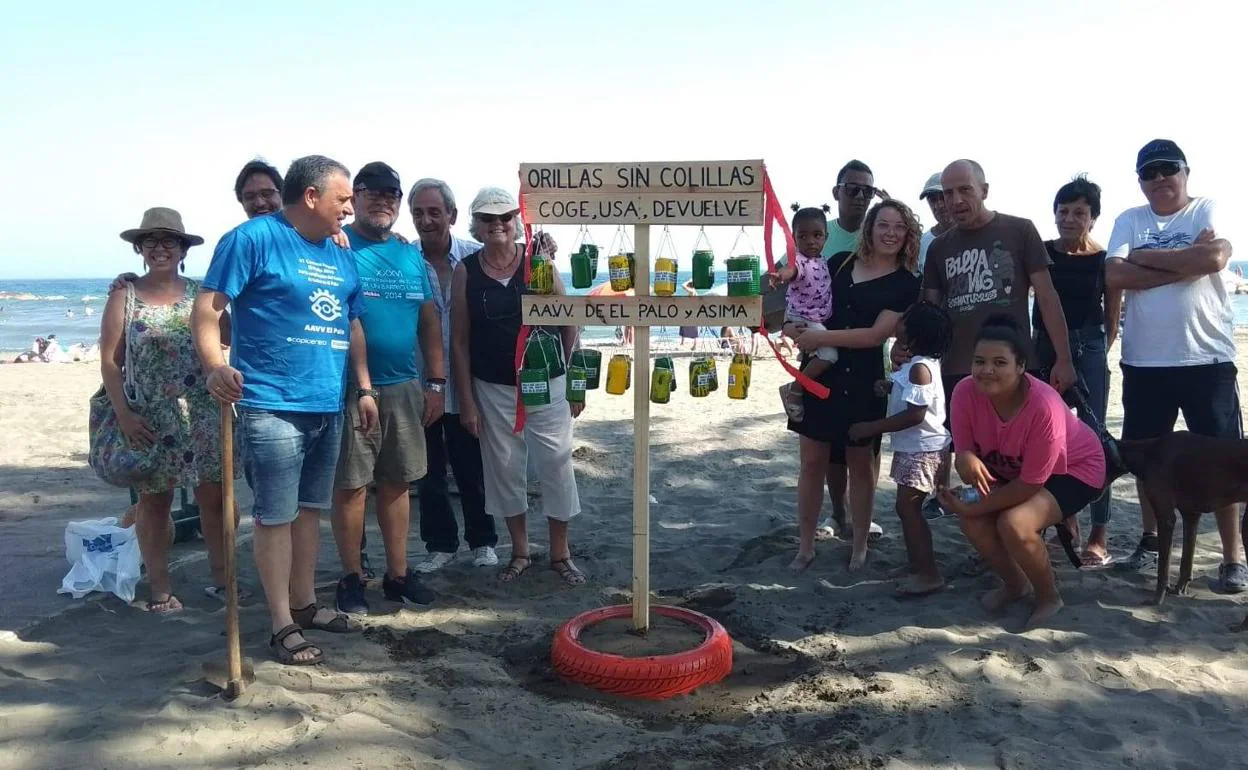 Algunos de los participantes en la campaña de recogida de colillas llevada a cabo en El Palo.