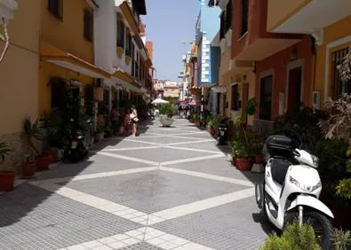 Imagen secundaria 1 - Un momento de la acción. Calle Ricardo de la Vega. Estas calles son peatonales.
