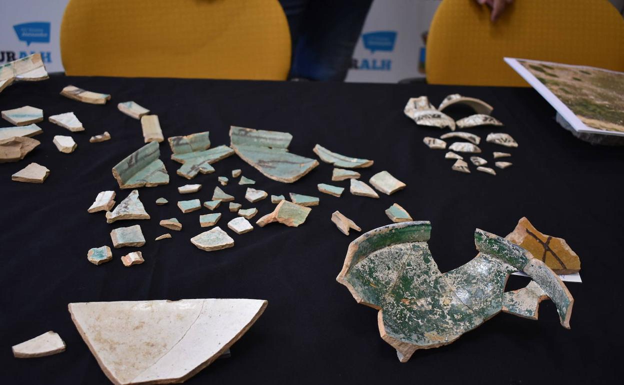 Algunos de los restos hallados en el Cortijo del Almendral.