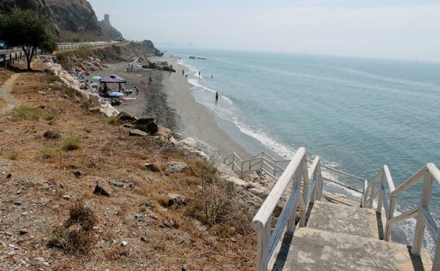 Imagen principal - Así es el acceso por las escaleras. Abajo, la parte más reservada de la playa de Mazagarroboy el Tajo de la Virgen.