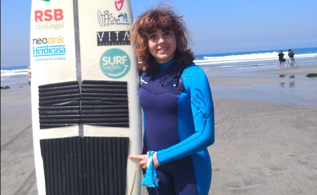 Carmen López surfea a diario en la playa asturiana de Las Salinas junto a su entrenador, Lucas García.