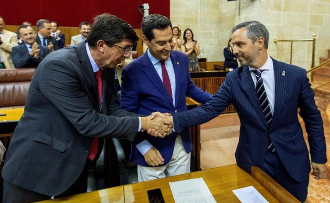 Juanma Moreno, y el vicepresidente Juan Marín felicitan al consejero de Hacienda, Juan Bravo