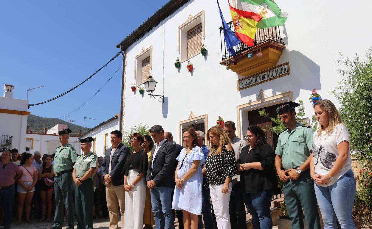 Autoridadades asistentes al minuto de silencio. 