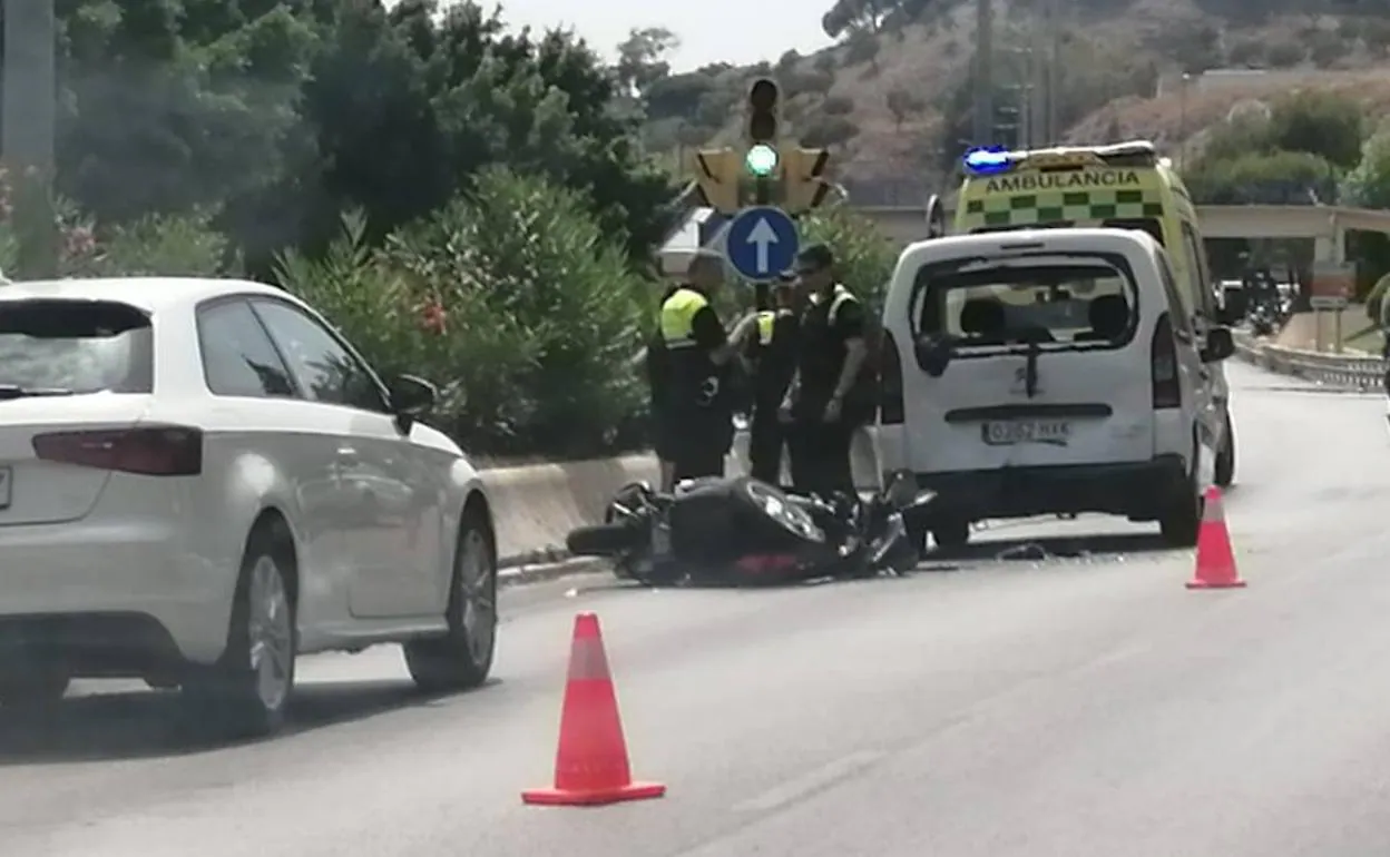Efectivos policiales, en la zona del accidente junto a la moto caída. 