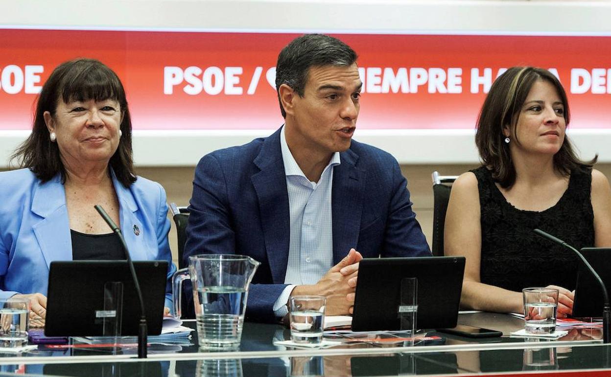 Pedro Sánchez (centro), durante la última reunión de la permanente de la Ejecutiva Federal del PSOE.