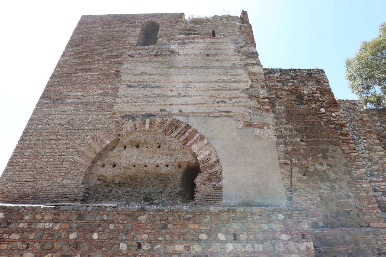 La Alcazaba, que domina la montaña desde la que se divisan todos los puntos cardinales, registró su año récord de visitas en 2018, con un total de 1.194.740 personas, un espectacular 16% más que en 2017