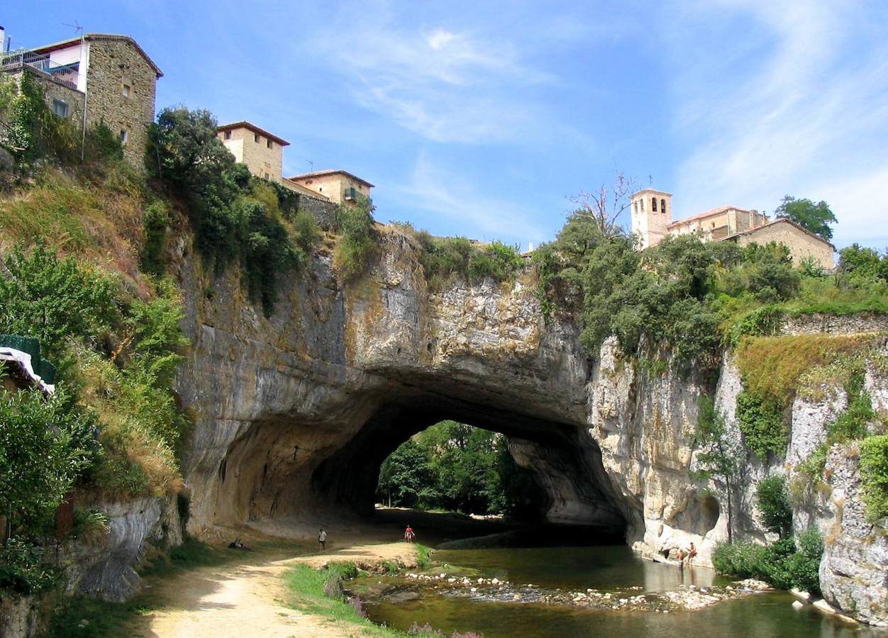 Puentedey (Burgos): Este punto guarda un secreto que lo hace único en todo el mapa nacional y le otorga un gran atractivo: se encuentra situado encima de un puente de más de 15 metros creado por la naturaleza. El puente crea una estampa de gran belleza, formando un arco. Esta peculiaridad convierte al pequeño pueblo de Puentedey en un escenario de gran belleza, en medio de un paraje natural y rodeado de vegetación y rocas. Además, está rodeado de una muralla medieval.