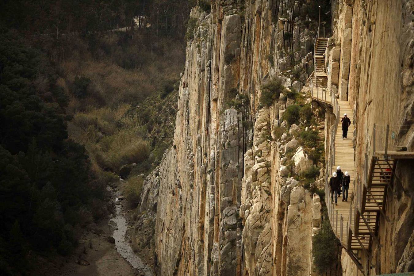 Caminito del Rey (Málaga): Este rincón solo es apto para los más aventureros. El caminito del Rey es un paso construido en las paredes del desfiladero de Los Gaitanes ideal para los amantes de las rutas, el senderismo y la adrenalina. Esta excursión se trata de una pasarela de más de 3 kilómetros, adosada a la roca en el interior de un cañón, con tramos de una anchura de apenas 1 metro y colgando hasta 100 metros de altura sobre el río. 