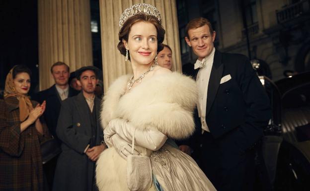 Claire Foy da vida a Isabel II, personaje que en la tercera y cuarta temporada encarna Olivia Colman. 