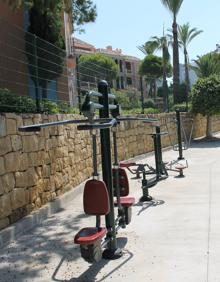 Imagen secundaria 2 - Acceso a Beach Bar La Sal. Abajo, mirador con vistas al litoral y gimnasio al aire libre.