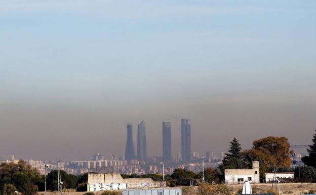 Imagen de archivo de un episodio de contaminación sobre el cielo de Madrid.