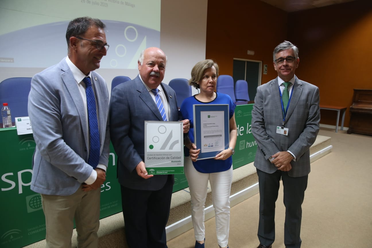 El consejero de Salud y Familias, Jesús Aguirre, ha presidido este viernes en Málaga la entrega de distintivos de certificación de calidad a unidades del sistema sanitario público de Andalucía y a centros de sanidad privada. El acto se he celebrado lugar en el Hospital Clínico. El consejero ha dicho que la calidad asistencial va en beneficio de los pacientes y ha precisado que en Málaga hay más de 1.200 profesionales y más de 120 unidades acreditados por su calidad.