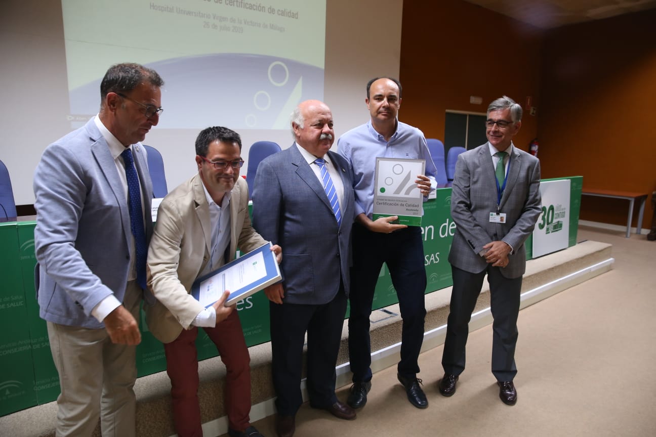 El consejero de Salud y Familias, Jesús Aguirre, ha presidido este viernes en Málaga la entrega de distintivos de certificación de calidad a unidades del sistema sanitario público de Andalucía y a centros de sanidad privada. El acto se he celebrado lugar en el Hospital Clínico. El consejero ha dicho que la calidad asistencial va en beneficio de los pacientes y ha precisado que en Málaga hay más de 1.200 profesionales y más de 120 unidades acreditados por su calidad.