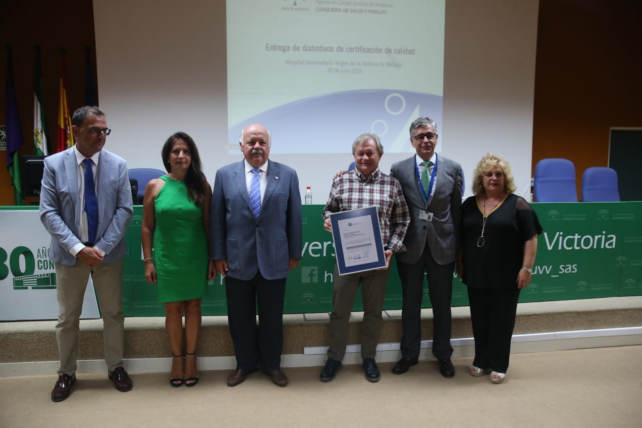 El consejero de Salud y Familias, Jesús Aguirre, ha presidido este viernes en Málaga la entrega de distintivos de certificación de calidad a unidades del sistema sanitario público de Andalucía y a centros de sanidad privada. El acto se he celebrado lugar en el Hospital Clínico. El consejero ha dicho que la calidad asistencial va en beneficio de los pacientes y ha precisado que en Málaga hay más de 1.200 profesionales y más de 120 unidades acreditados por su calidad.