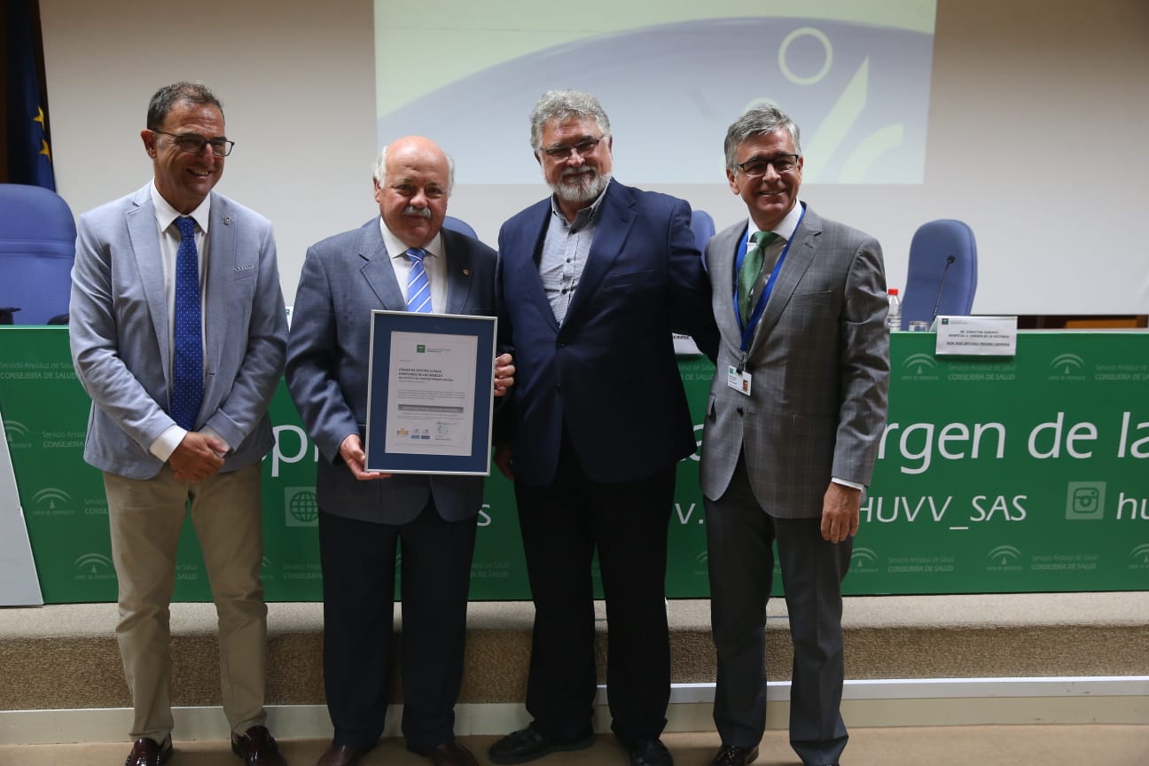 El consejero de Salud y Familias, Jesús Aguirre, ha presidido este viernes en Málaga la entrega de distintivos de certificación de calidad a unidades del sistema sanitario público de Andalucía y a centros de sanidad privada. El acto se he celebrado lugar en el Hospital Clínico. El consejero ha dicho que la calidad asistencial va en beneficio de los pacientes y ha precisado que en Málaga hay más de 1.200 profesionales y más de 120 unidades acreditados por su calidad.