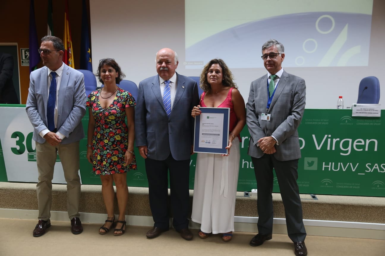 El consejero de Salud y Familias, Jesús Aguirre, ha presidido este viernes en Málaga la entrega de distintivos de certificación de calidad a unidades del sistema sanitario público de Andalucía y a centros de sanidad privada. El acto se he celebrado lugar en el Hospital Clínico. El consejero ha dicho que la calidad asistencial va en beneficio de los pacientes y ha precisado que en Málaga hay más de 1.200 profesionales y más de 120 unidades acreditados por su calidad.