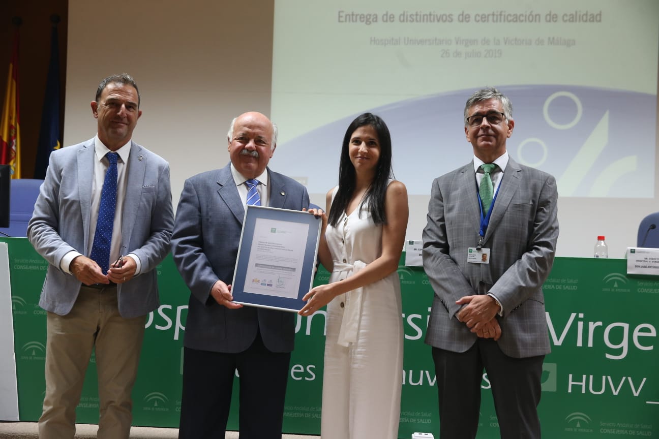 El consejero de Salud y Familias, Jesús Aguirre, ha presidido este viernes en Málaga la entrega de distintivos de certificación de calidad a unidades del sistema sanitario público de Andalucía y a centros de sanidad privada. El acto se he celebrado lugar en el Hospital Clínico. El consejero ha dicho que la calidad asistencial va en beneficio de los pacientes y ha precisado que en Málaga hay más de 1.200 profesionales y más de 120 unidades acreditados por su calidad.