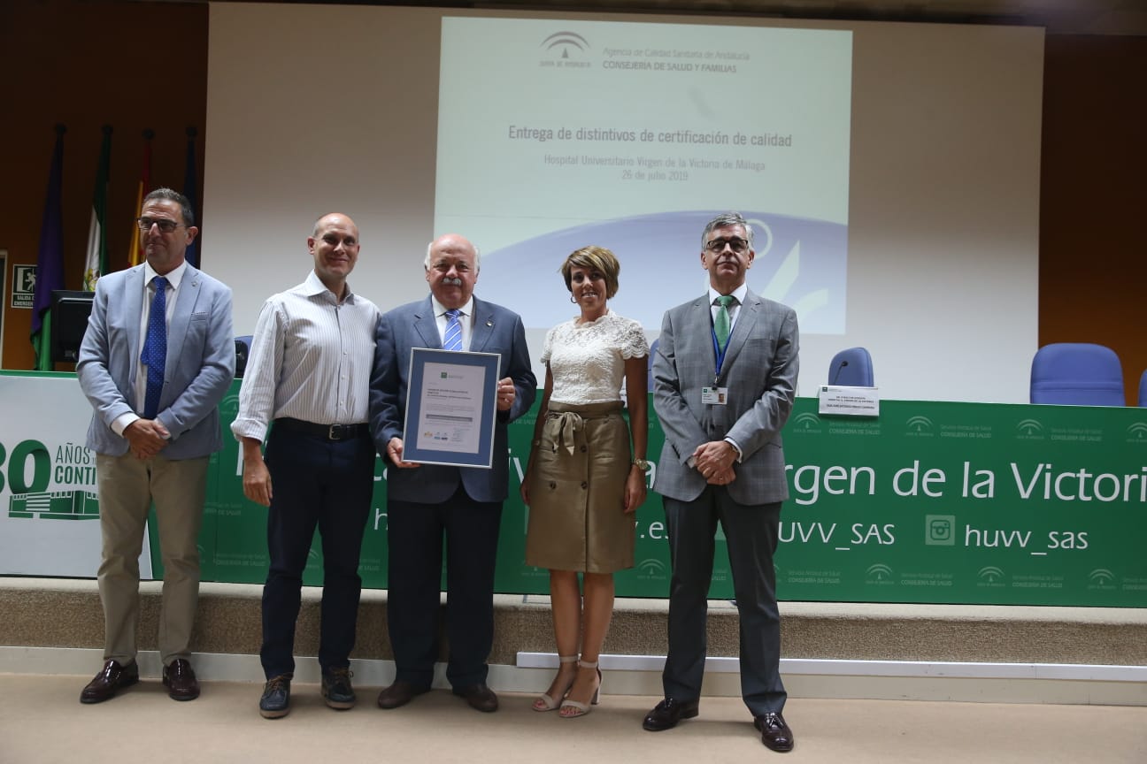 El consejero de Salud y Familias, Jesús Aguirre, ha presidido este viernes en Málaga la entrega de distintivos de certificación de calidad a unidades del sistema sanitario público de Andalucía y a centros de sanidad privada. El acto se he celebrado lugar en el Hospital Clínico. El consejero ha dicho que la calidad asistencial va en beneficio de los pacientes y ha precisado que en Málaga hay más de 1.200 profesionales y más de 120 unidades acreditados por su calidad.