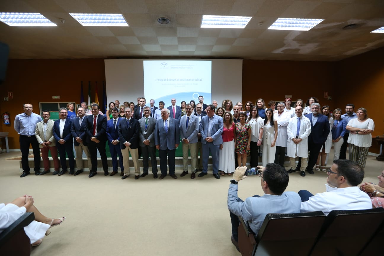 El consejero de Salud y Familias, Jesús Aguirre, ha presidido este viernes en Málaga la entrega de distintivos de certificación de calidad a unidades del sistema sanitario público de Andalucía y a centros de sanidad privada. El acto se he celebrado lugar en el Hospital Clínico. El consejero ha dicho que la calidad asistencial va en beneficio de los pacientes y ha precisado que en Málaga hay más de 1.200 profesionales y más de 120 unidades acreditados por su calidad.