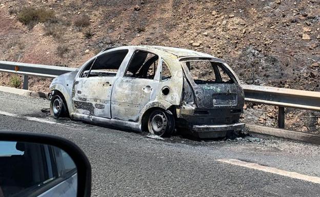 Imagen principal - Retenciones kilométricas al incendiarse un coche en la A-7 y propagarse el fuego por la vegetación