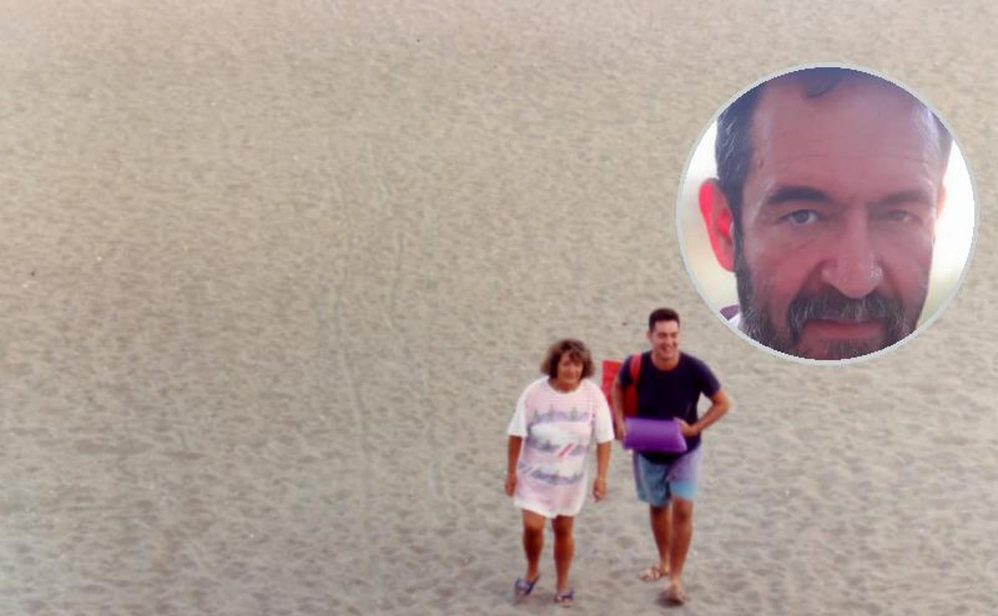 Día de playa. Enrique García, con su madre,en Benalmádena a última hora de la tarde.