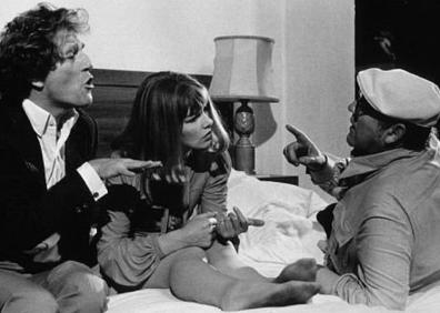 Imagen secundaria 1 - Arriba, Glenda Jackson en la escena de la llegada al hotel Guadalmina. Abajo, George Segal, la actriz británica y el director Melvin Frank hablan de una escena en la cama de la habitación, y, cartel de la película. 