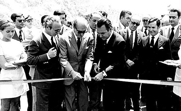 Inauguración de la carretera de las Pedrizas. En segundo término, un jovencísimo Francisco de la Torre. 