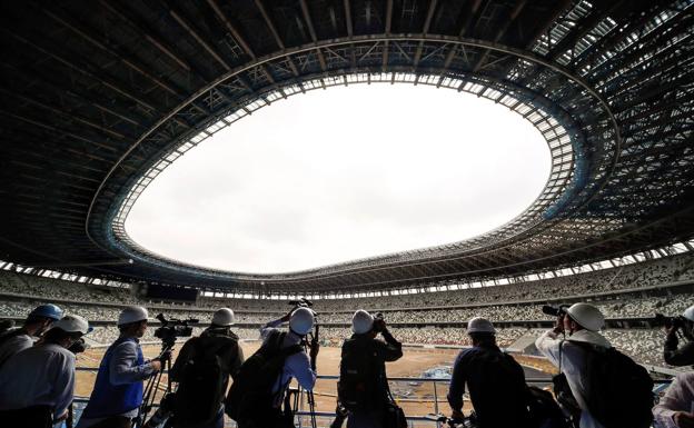 Un grupo de fotógrafos, en el interior del estadio olímpico. 