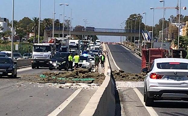 Se restablece la circulación en la A7 en Cancelada que había quedado cortada por el vuelco de un camión