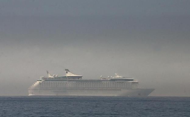 Imagen principal - El taró vuelve a cubrir Málaga de niebla