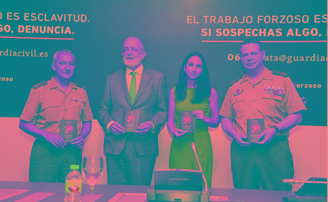 Representantes de la Guardia Civil y de la asociación A21 presentan la nueva campaña contra la trata.