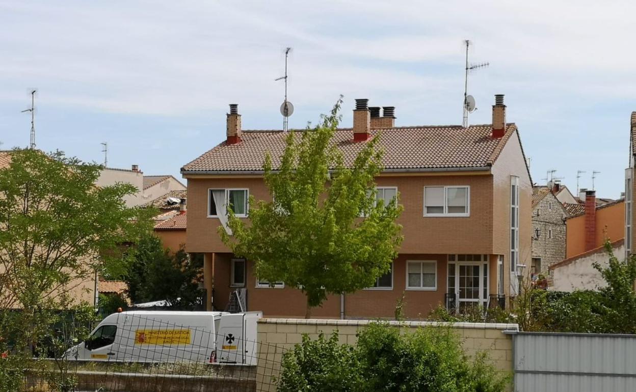 Casa en la que apareció muerto un matrimonio y su hijo herido, en Villagonzalo-Pedernales (Burgos).