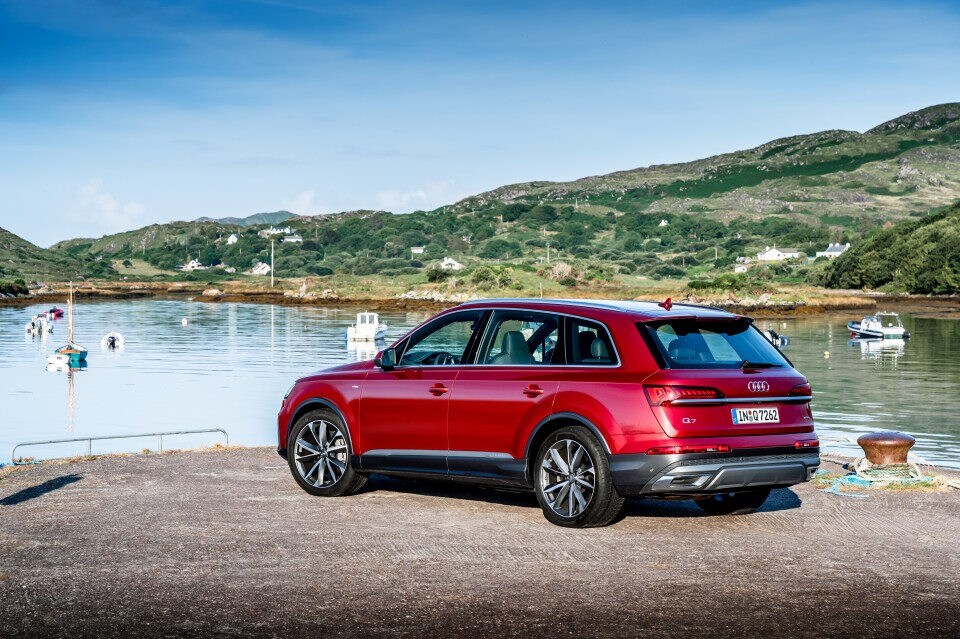 La segunda generación de uno de los todoterreno de mayor tamaño de Audi se actualiza. El nuevo Q7, ya a la venta, se caracteriza por una profunda actualización, con novedades tanto visuales como técnicas. 