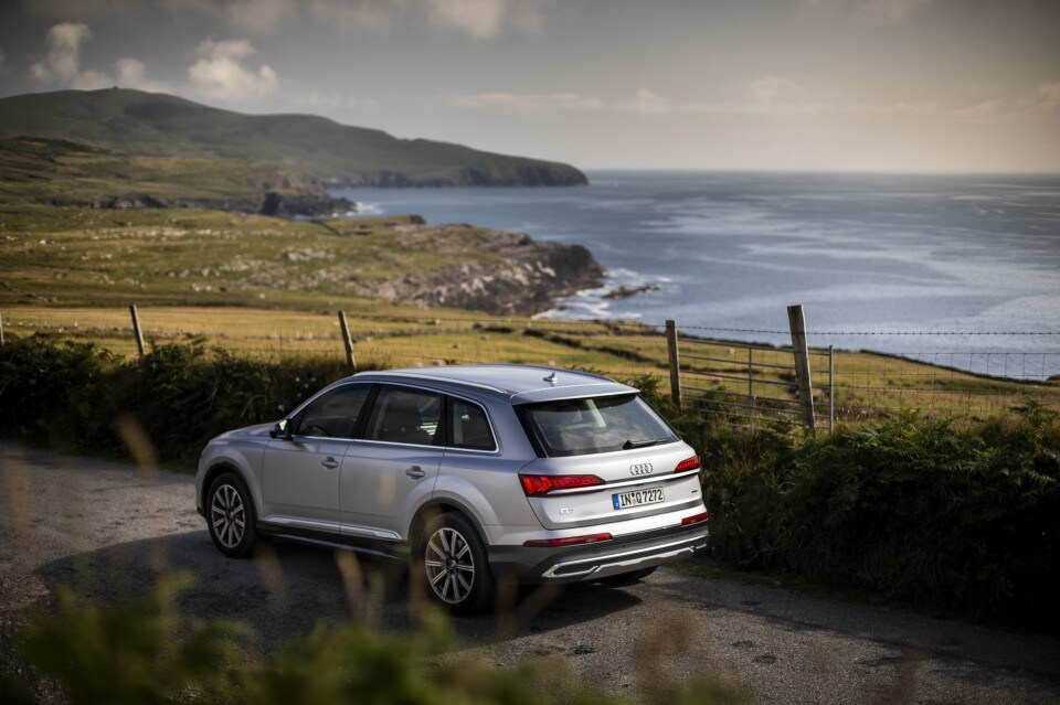 La segunda generación de uno de los todoterreno de mayor tamaño de Audi se actualiza. El nuevo Q7, ya a la venta, se caracteriza por una profunda actualización, con novedades tanto visuales como técnicas. 