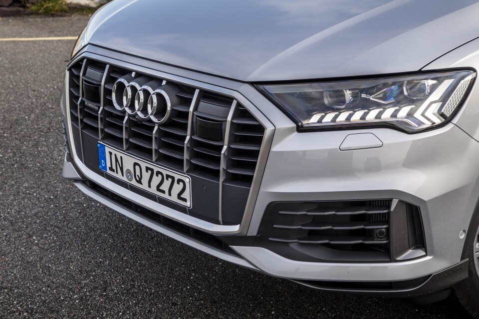 La segunda generación de uno de los todoterreno de mayor tamaño de Audi se actualiza. El nuevo Q7, ya a la venta, se caracteriza por una profunda actualización, con novedades tanto visuales como técnicas. 