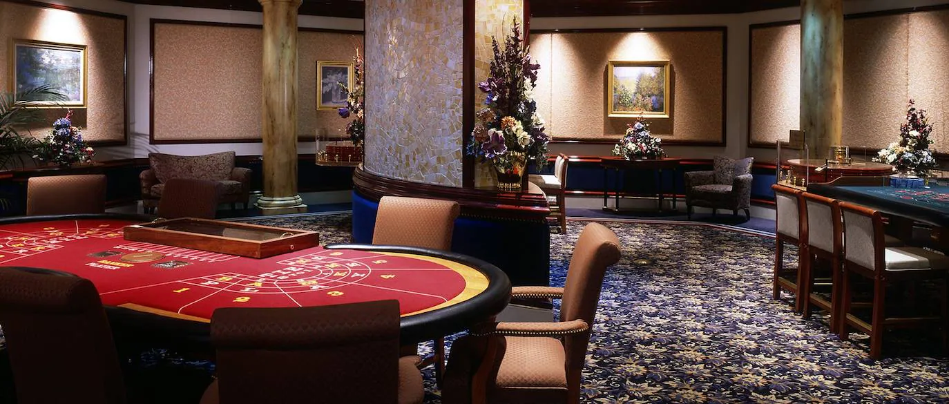 El Foxwoods Resort Casino, situado en Ledyard, Conneticut en Estados Unidos cuenta con 4.800 máquinas tragaperras y unas 380 mesas de juego y tiene la mayor sala de póker de toda la costa Este americana y hasta 22 tipos de juegos distintos, algunos raramente conocidos. Pero lo más peculiar de este casino es que su propietario es la tribu india Mashantucket Pequot, reconocida federalmente y ubicada en una de las reservas más antiguas que existen, nada extraño si se tiene en cuenta que otros 376 casinos pertenecen a distintas tribus y familias indígenas americanas en Estados Unidos. La tribu es uno de los mayores contribuyentes de ingresos y los empleadores más grandes de Connecticut. Ha acogido a más de 330 millones de visitantes desde 1992 y ha contribuido con más de 4.000 millones en ingresos de tragamonedas al Estado. Asimismo, la tribu ha aportado cientos de millones en donaciones y patrocinios para apoyar organizaciones benéficas dignas, eventos y programas comunitarios y otras tribus necesitadas, localmente y en todo Estados Unidos.