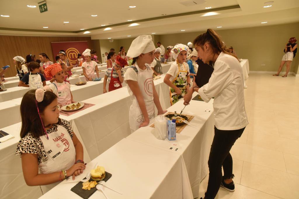 Una selección de los mejores chefs de la zona, entre 8 y 12 años, se enfrentan a una prueba de emplatado en el hotel NH Málaga