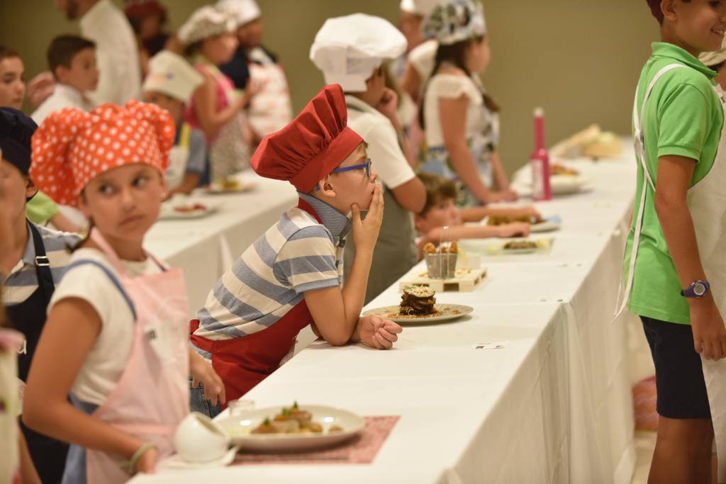 Una selección de los mejores chefs de la zona, entre 8 y 12 años, se enfrentan a una prueba de emplatado en el hotel NH Málaga