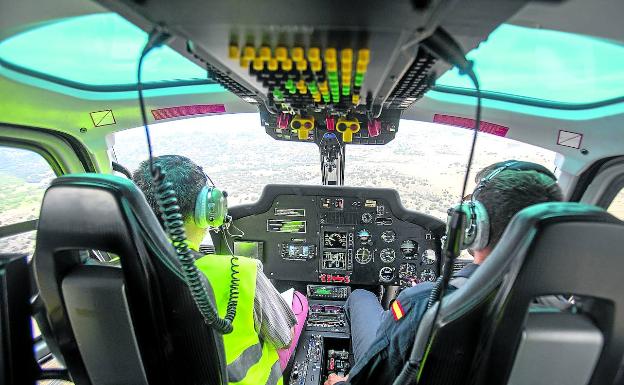 El helicóptero de la DGT sobrevuela Madrid para fotografíar a conductores que infrinjan las normas de seguridad vial. 