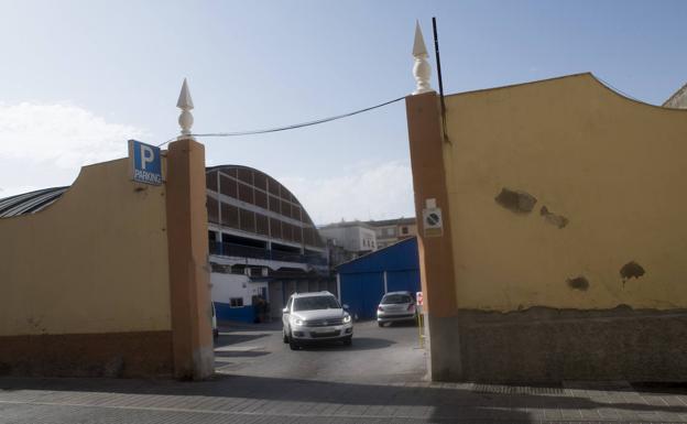 Entrada al 'parking' por la calle Don Rodrigo, desde donde se aprecia la estructura protegida. 