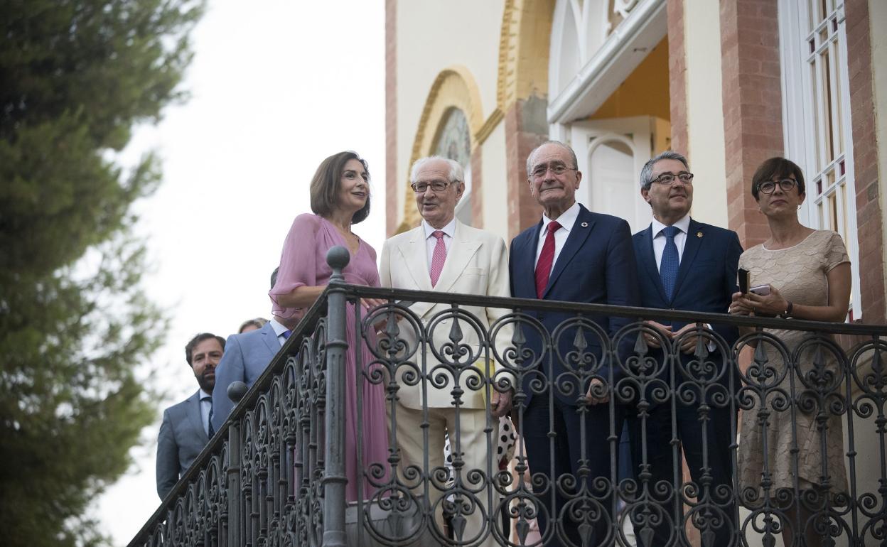 Andrés Amorós, ayer junto a las autoridades. 